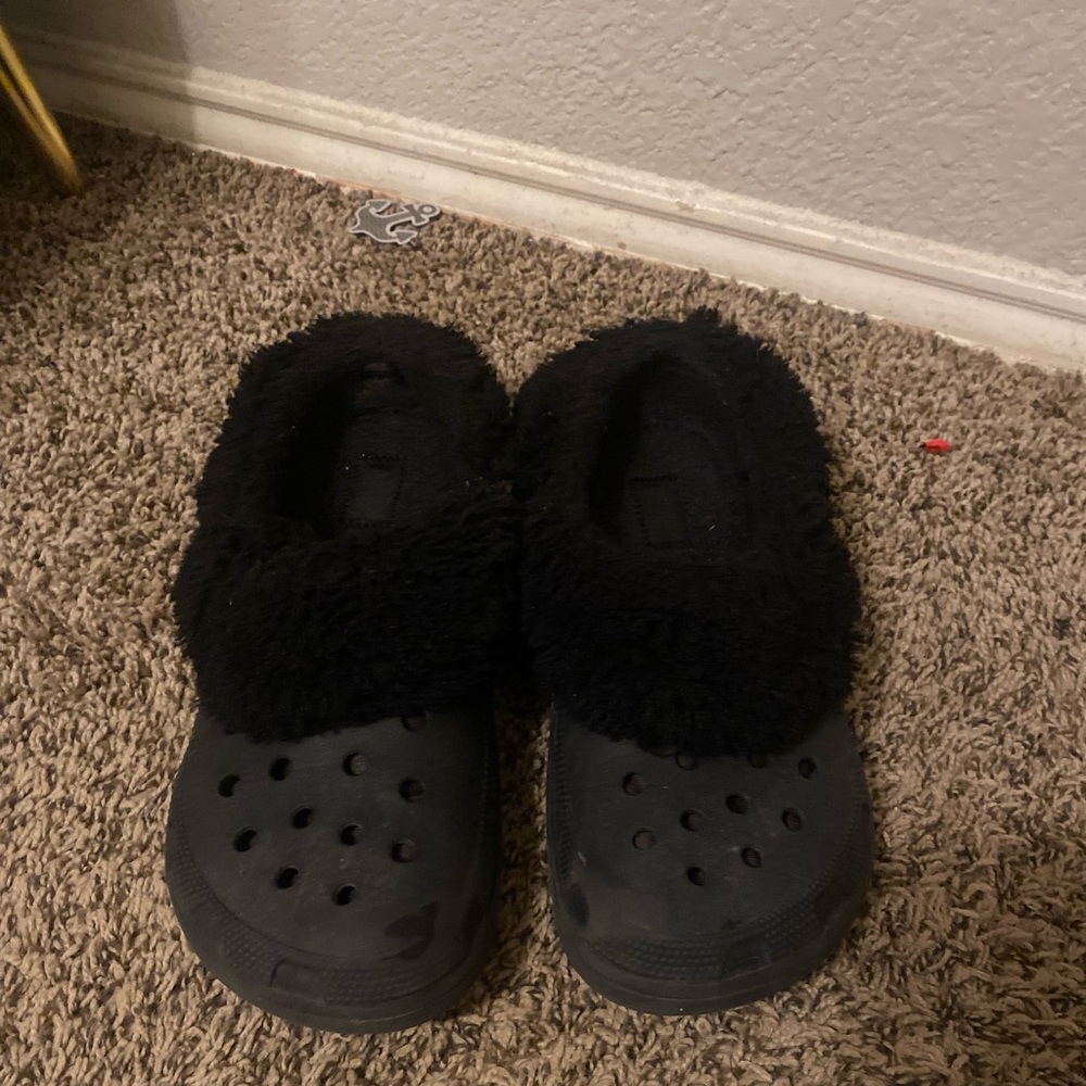 Black crocs with fur line
